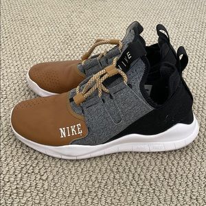 Nike Free Run cmtr 18 varsity in leather & gray